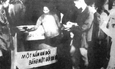 Nhân dân Nam Bộ quyên góp gạo giúp đồng bào bị đói ở Bắc Bộ (10/1945)